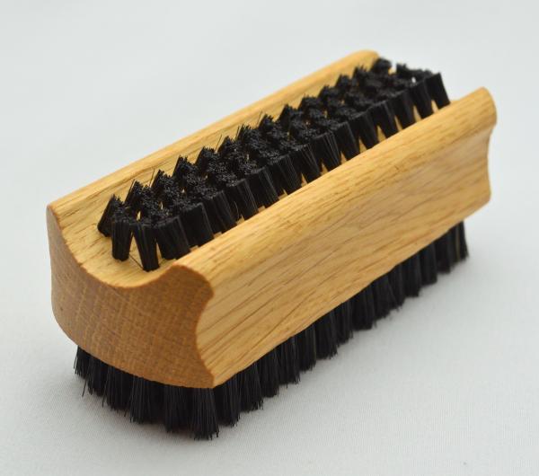 Handwaschbürste und Nagelbürste Buchenholz mit Griffmulde. 6 und 4 Reihen schwarze Naturborsten. Handwaschbürste und Nagelbürste Buchenholz mit Griffmulde. 6 und 4 Reihen schwarze Naturborsten.